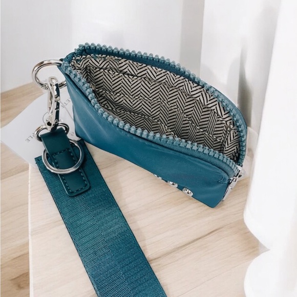 New Nya nylon clippable card wallet in the color black - Picture 2 of 2